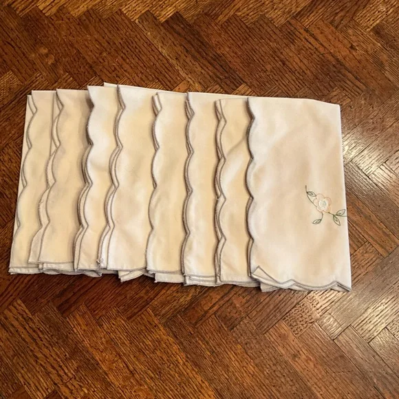 Eight Scalloped Edge Ivory Cream Floral Embroidered Vintage Dinner Napkins