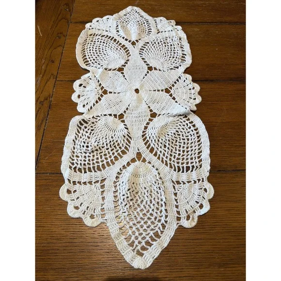 Vtg Hand Crocheted Table Runner Doily Pineapple Design 25.5