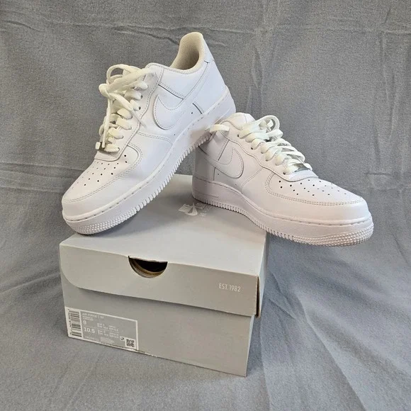 Nike Air Force 1 07 Low Triple White Mens Size‎ 9 CW2288-111 Sneakers