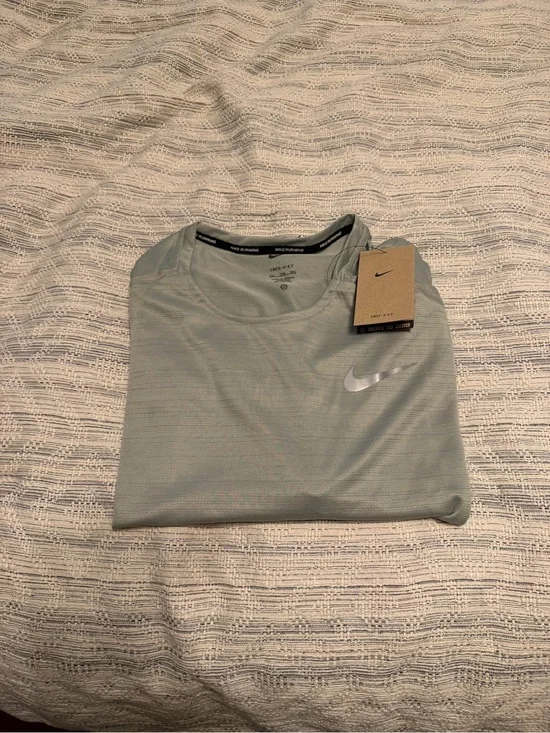 Nike Men’s Short Sleeve Dri-FIT Tee in Green READ DESCRIPTION