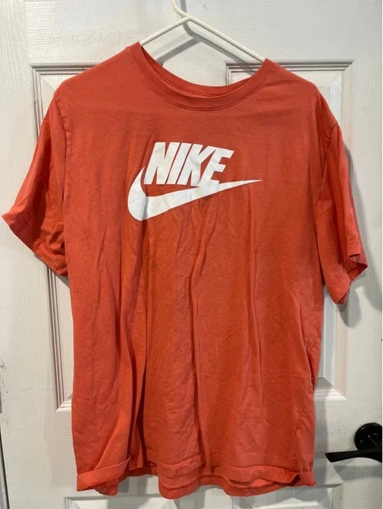 Nike men’s orange T-shirt with the logo XXL