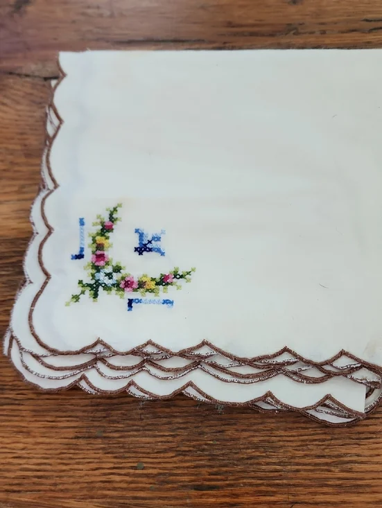 🩵 Embroidered White Linen Napkins with Floral Cross-Stitch