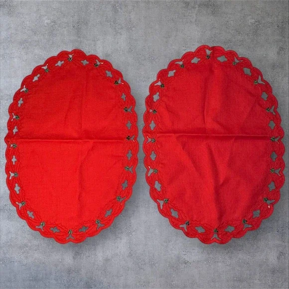 W-C Designs Red Oval Scalloped Lace‎ Holly Berry Christmas Placemat Set