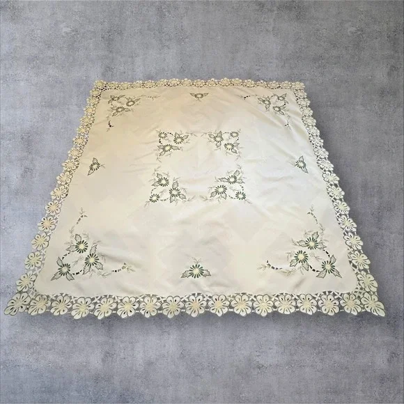 Vintage Mid Century Embroidered Floral Tablecloth Applique‎ Lace Cutwork 52x51