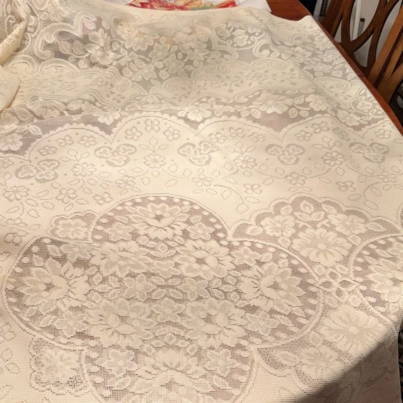 9’x6’ Cream Floral Lace Tablecloth