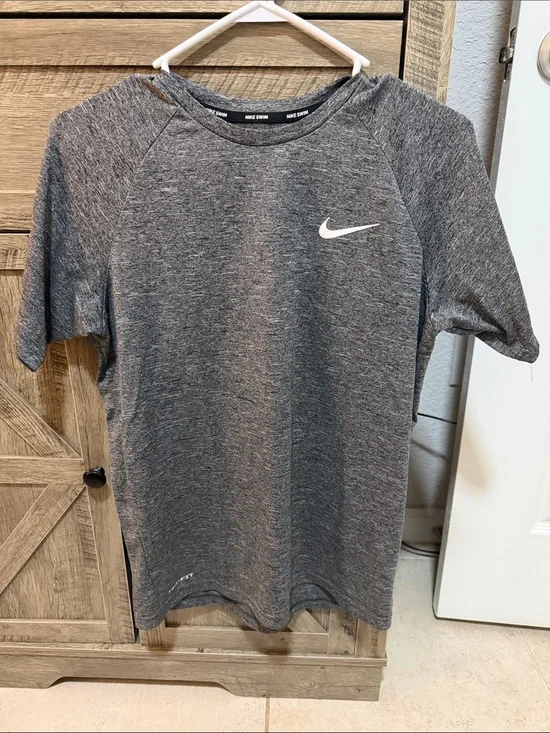 Nike Men’s Heather Gray Short-Sleeve Athletic Tee with Swoosh