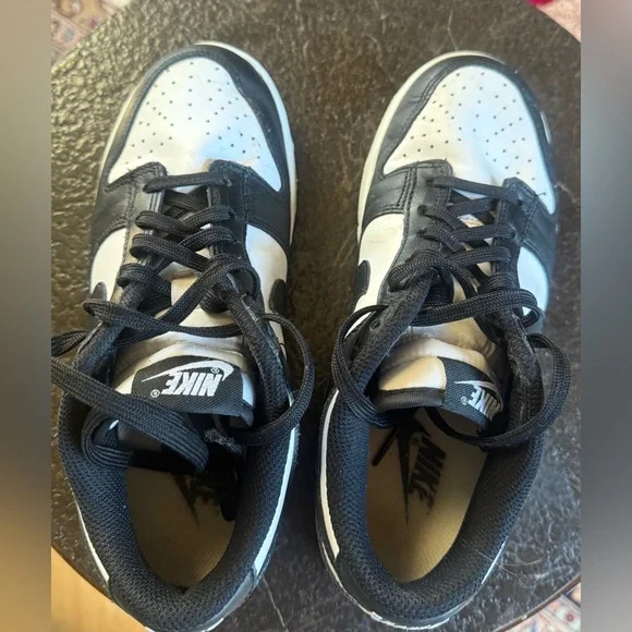 Nike Woman Black and White Athletic Sneakers