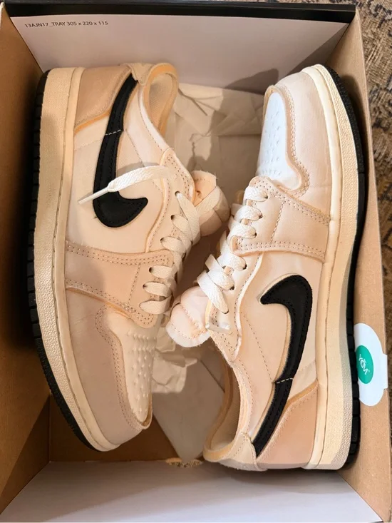 Nike Low-Top Sneakers in Cream with Black Swoosh Size 8 Mens