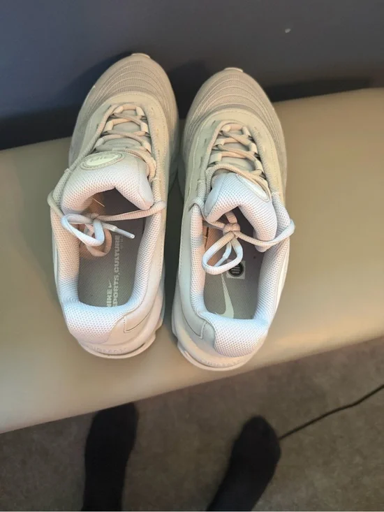Nike Men’s Light Beige/Off-White Athletic Boots
