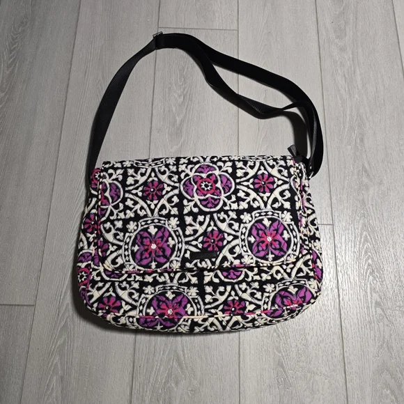 Vera Bradley Stylish Black and Purple Patterned Women's Messanger/Comput…