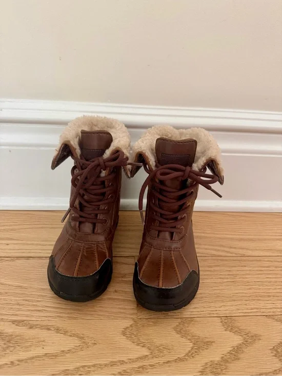 UGG Kids Chestnut Brown Shearling-Lined Boot (Chestnut)