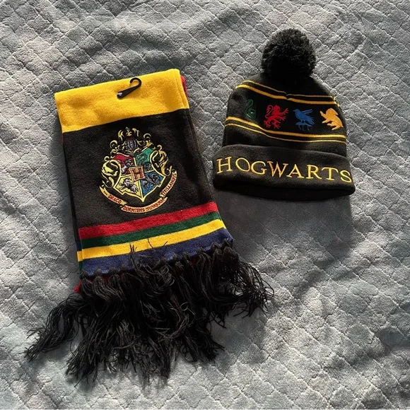 NWT Harry Potter Hogwarts Scarf‎ and matching beanie