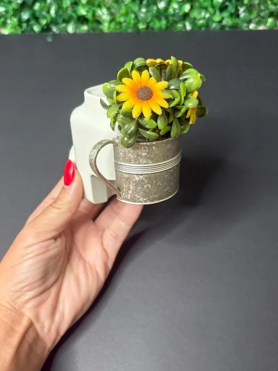 Yankee Candle wall plug in with yellow daisies and watering can detail