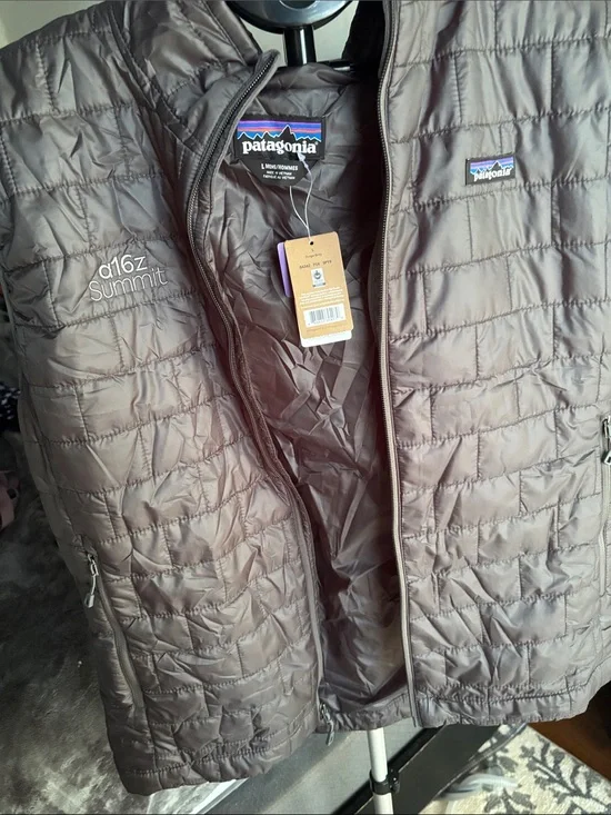 Patagonia Men's Quilted Vest in Taupe