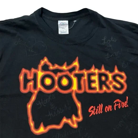 Hooters T Shirt Mens L‎ Black Still On Fire Graphic Logo Tee Signed Vintage Y2K