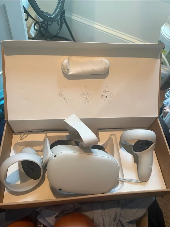 Quest 2 VR Headset with White Controllers - White