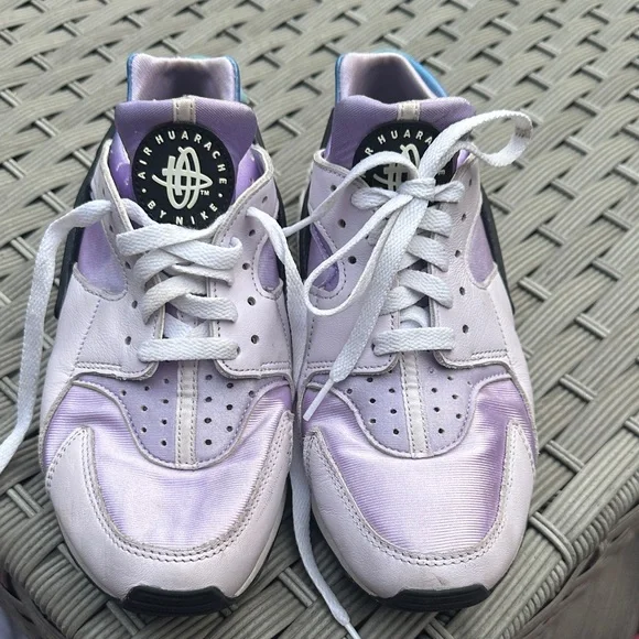 Nike Women’s Huarache Sneakers in Light Lavender and White