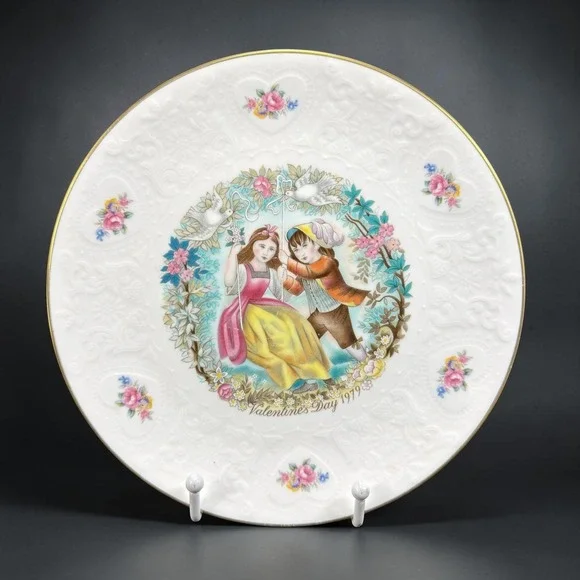 Royal Doulton Valentines Day 1979 Collector Plate Bone China Gold Trim 8 Inch