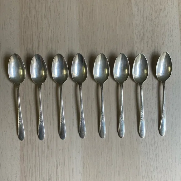 Vintage Set of 8 Silver Plated Teaspoons WM. ROGERS & SON IS GARDENIA Pattern