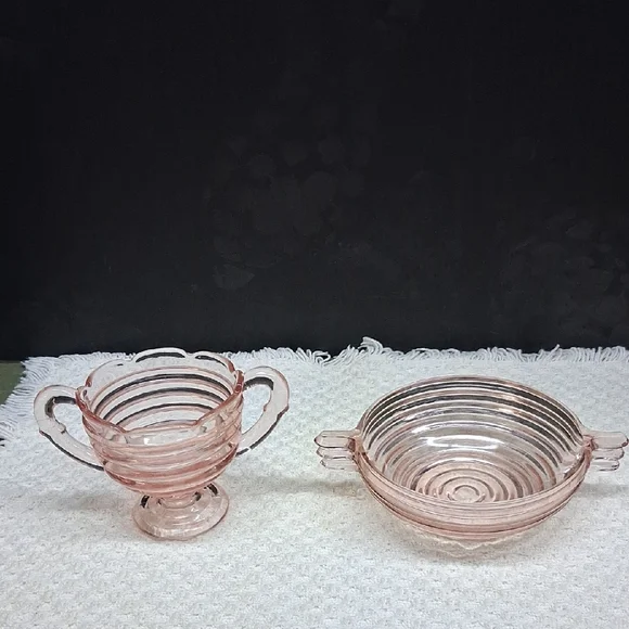 Manhattan Anchor Hocking pink depression glass bowl and sugar bowl‎ set
