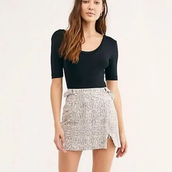 Free People Women's Ivory Snakeskin Print‎ Mini Skirt Size 2