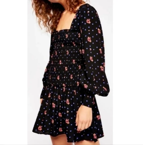FREE PEOPLE TWO FACES SMOCKED BOHO FLORAL MINI DRESS. SIZE X-SMALL. NWOT