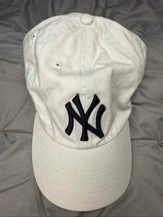 New York Yankees - ‘47 WhiteHat with Navy Logo - O/S