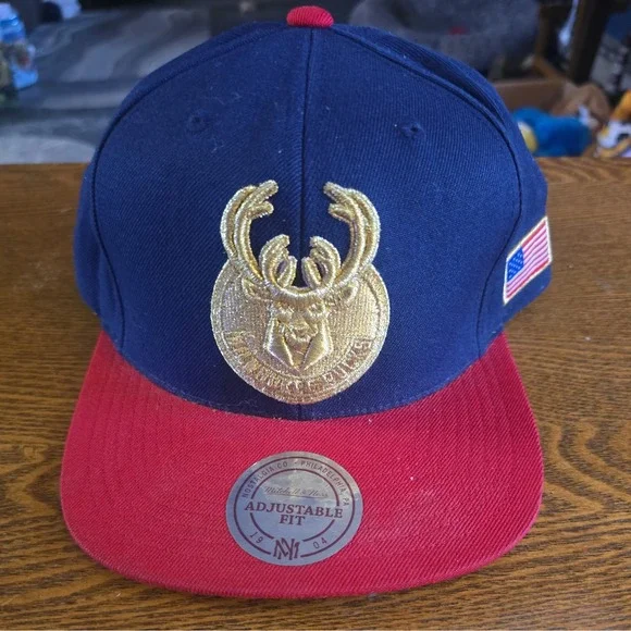 NWT Mitchell &‎ Ness Milwaukee Bucks USA 2 Tone Hi crown Fitted cap