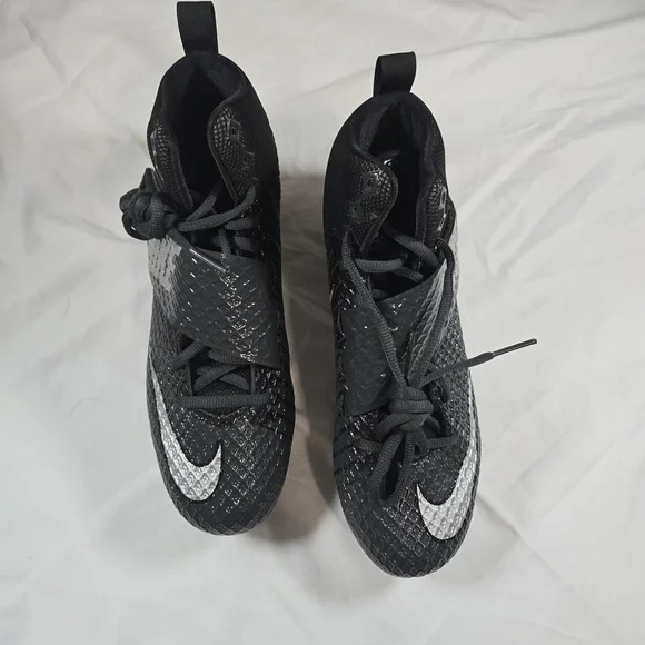 Nike Black and White Athletic Cleats, baseball,
