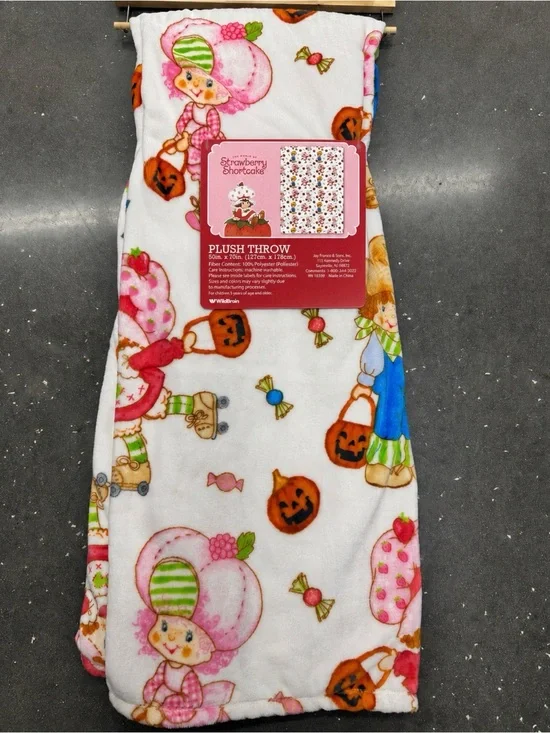 NEW Strawberry Shortcake Halloween Throw Blanket 50x70 VIRAL NWT