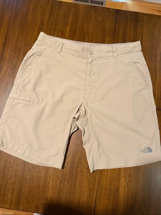 The North Face Men’s Khaki Lightweight Cargo Shorts 36