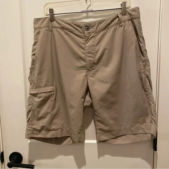 North Face Men’s Hiking Shorts.‎  Size 36.  Beige. Lot’s of Pockets.  10” Inseam