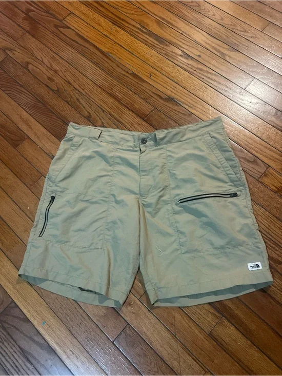 The North Face Men's Khaki Outdoor Utility Shorts size 38
