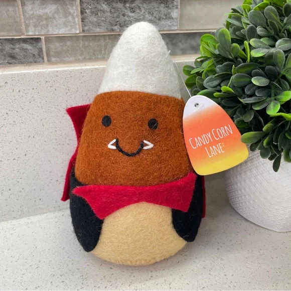 NEW Candy Corn Lane Wool‎ Felt Vampire Figurine Halloween Decor Red Cape Dracula