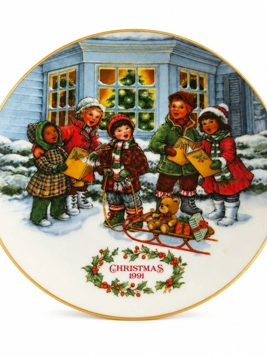 Vintage Avon 1991 “Perfect Harmony” Christmas Plate – 22K Gold Trim, EUC