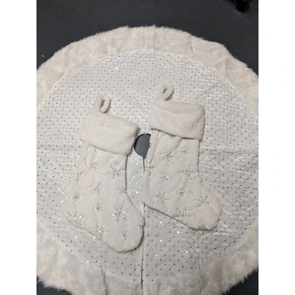 NWOT Fuzzy Christmas Snowflak stockings and matching tree skirt White And Silver