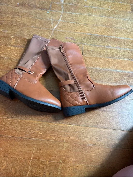 Girls Mid-Calf Quilted Strap Boots in Tan