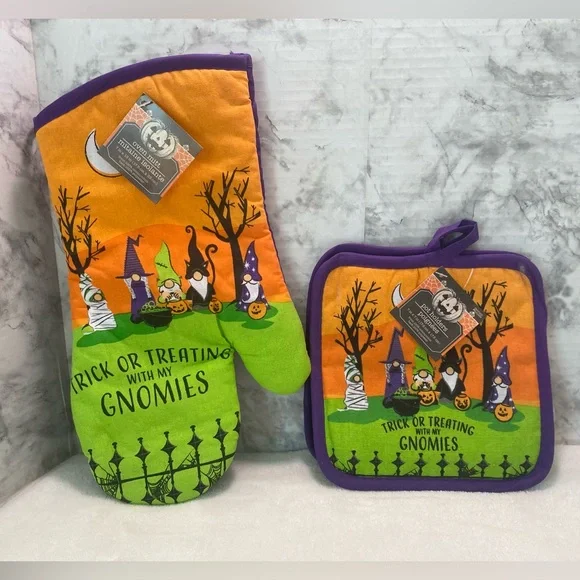 NWT Trick or Treating with my Homies Oven Mitt and a pair of Potholders