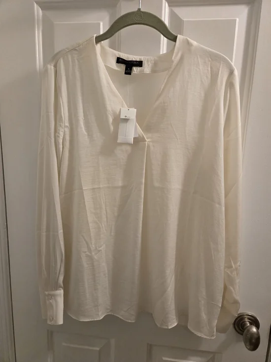 NWT Banana Republic Cream V-Neck Long Sleeve Shirt
