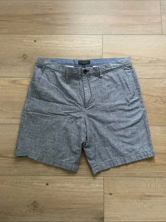 Banana Republic Men 36  Light Gray Flat-Front Men’s Shorts