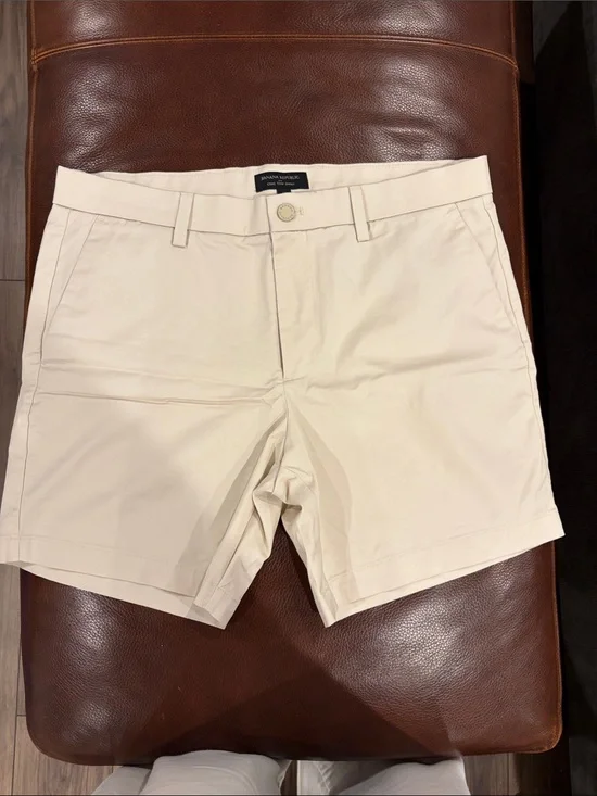 Banana Republic Men's Cream Flat-Front Chino Shorts - Never worn