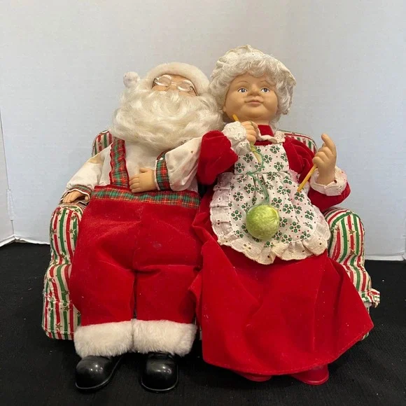 Vintage Animated Santa and‎ Mrs Claus on Couch Christmas Decor