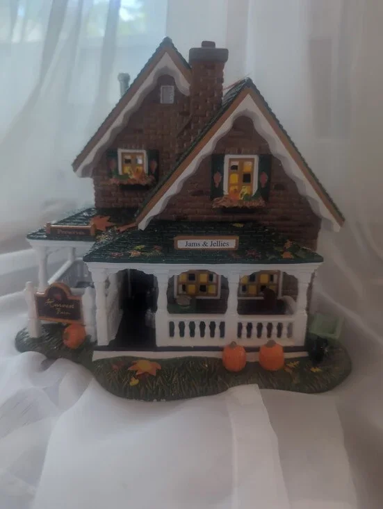 Department 56 Harvest Farm Roadside Sales Cottage in Green and Brown