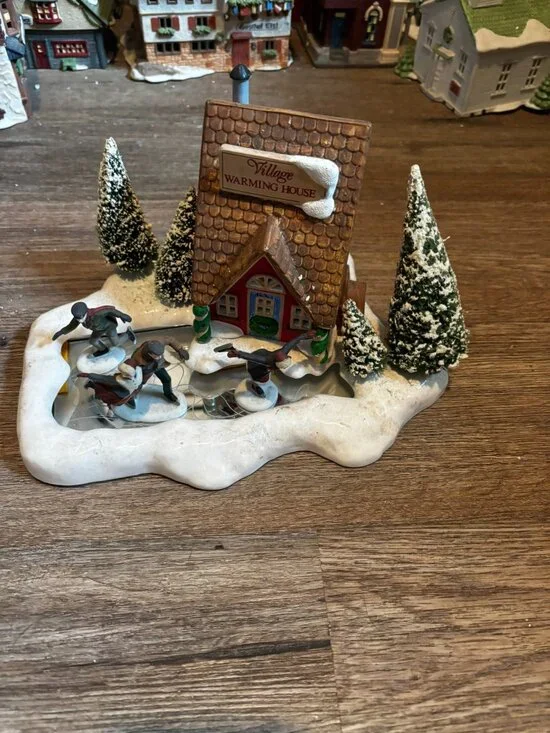Department 56 Christmas village light up building Warming House w/skaters