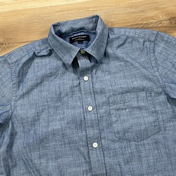 Banana Republic Button Up Mens Small Slim Fit Cotton Chambray Blue Classic Shirt