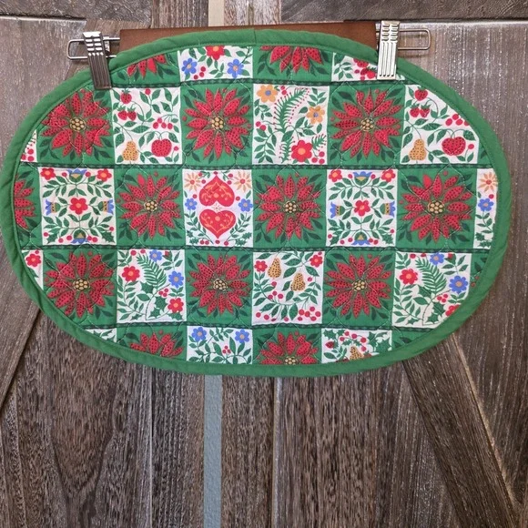Quilted Christmas Placemat Holiday Vintage Oval Shape Small Table‎ Cover Floral
