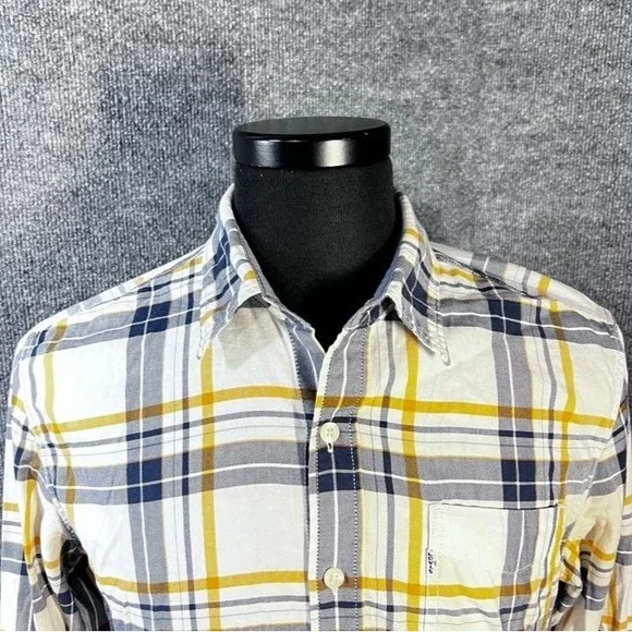 Levi's Men Button Down Shirt Plaid‎ Size Medium 100% Cotton Front Pocket