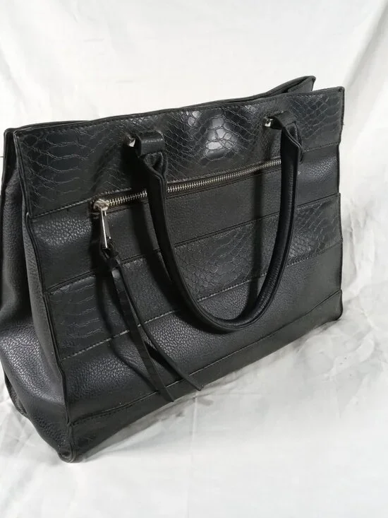 Women JustFab Black Shoulder Carry Handbag Purse in Good Cond