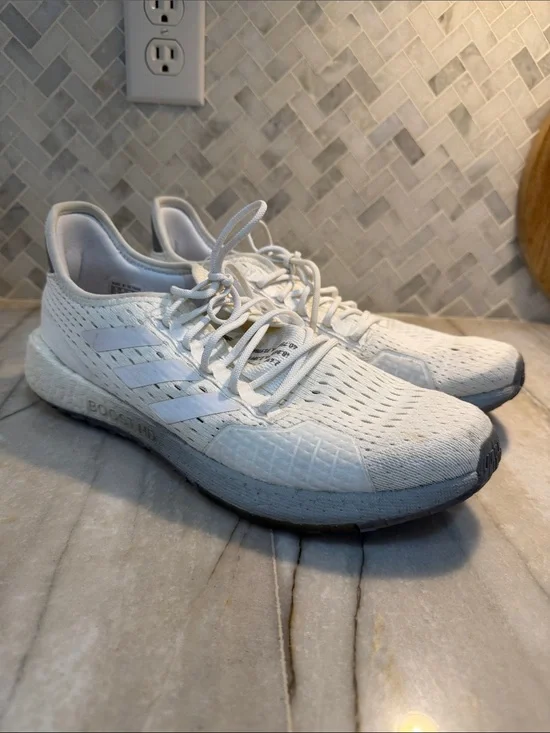 Men’s Adidas HD Pulseboost White Running Sneakers Size 9.5.