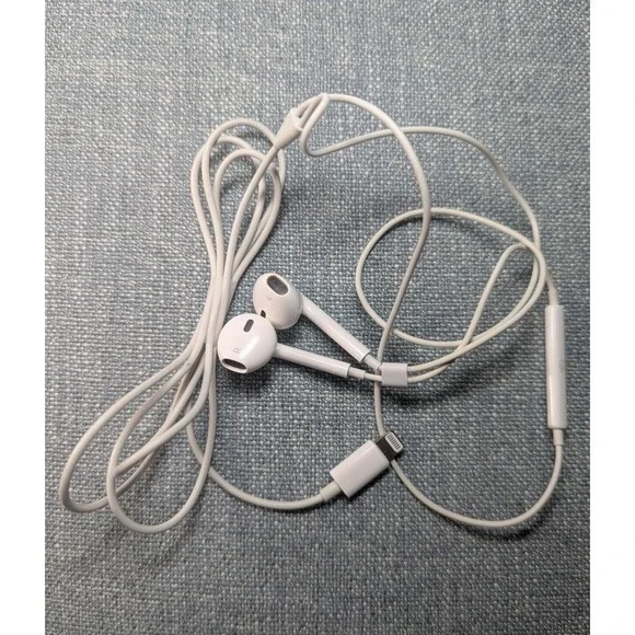 Apple‎ EarPods with Lightning Connector - White iPhone Headphones